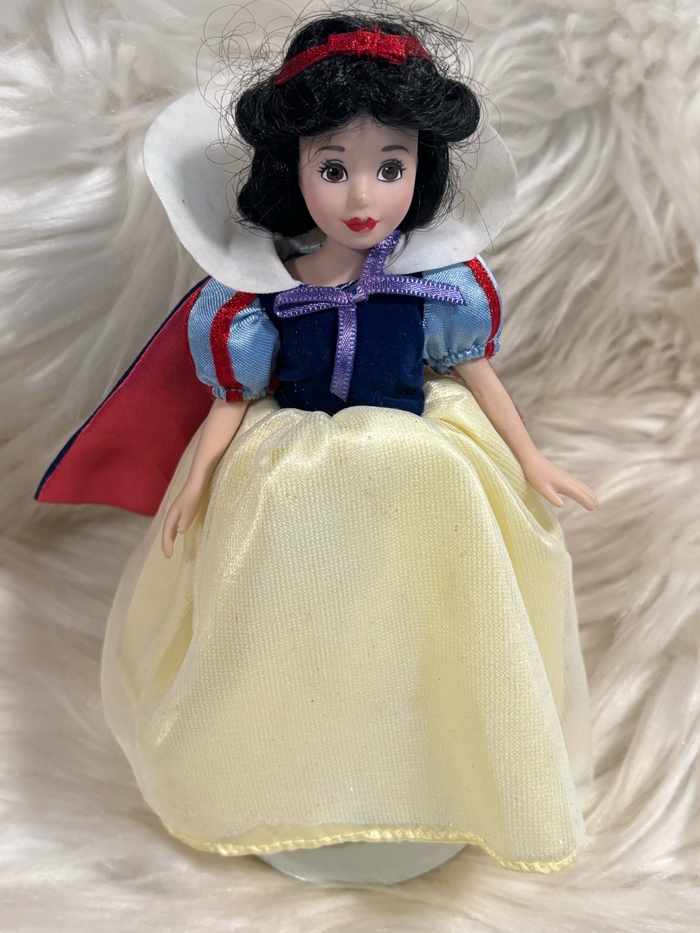 Disney's Snow White Porcelain Collector Keepsake Doll with Stand